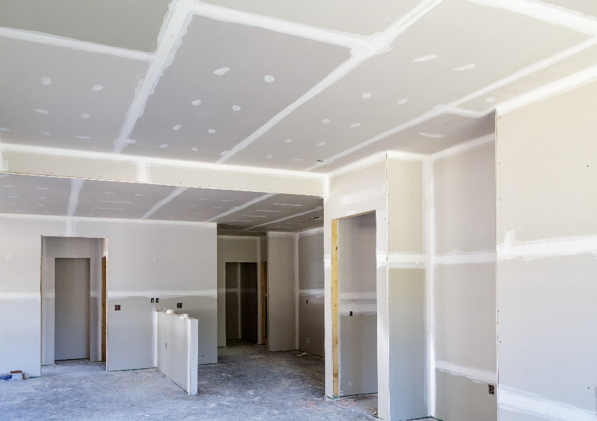 Vorbereitete Wände und Decken im Innenausbau